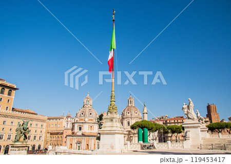 イタリアの首都ローマの街並み 119453417
