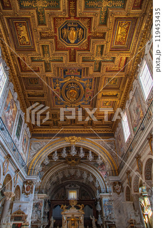 イタリアの首都ローマの街並み 119453435