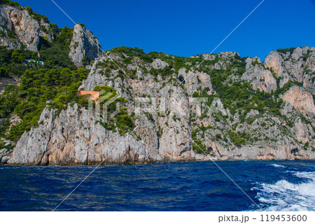 イタリアの青の洞窟があるカプリ島でのきれいな街並み イタリアの青の洞窟があるカプリ島でのきれいな街並み 119453600