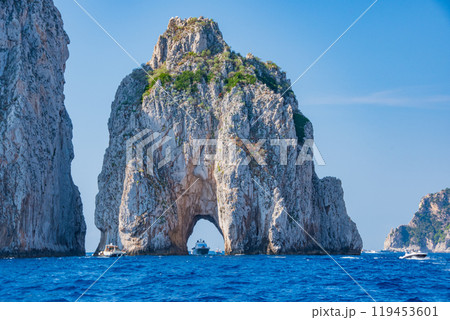 イタリアの青の洞窟があるカプリ島でのきれいな街並み イタリアの青の洞窟があるカプリ島でのきれいな街並み 119453601