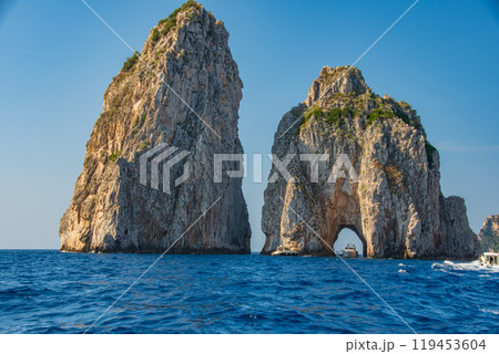 イタリアの青の洞窟があるカプリ島でのきれいな街並み 119453604