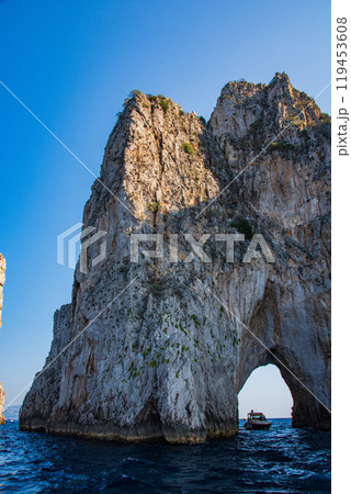 イタリアの青の洞窟があるカプリ島でのきれいな街並み イタリアの青の洞窟があるカプリ島でのきれいな街並み 119453608