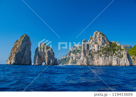 イタリアの青の洞窟があるカプリ島でのきれいな街並み イタリアの青の洞窟があるカプリ島でのきれいな街並み 119453609