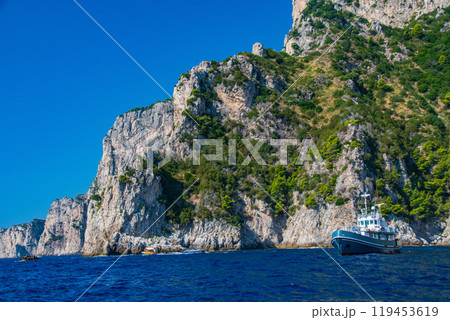 イタリアの青の洞窟があるカプリ島でのきれいな街並み イタリアの青の洞窟があるカプリ島でのきれいな街並み 119453619