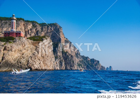 イタリアの青の洞窟があるカプリ島でのきれいな街並み イタリアの青の洞窟があるカプリ島でのきれいな街並み 119453626