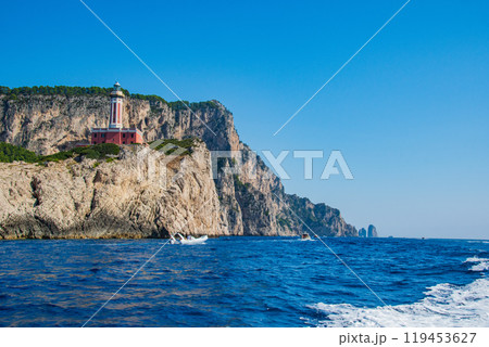 イタリアの青の洞窟があるカプリ島でのきれいな街並み イタリアの青の洞窟があるカプリ島でのきれいな街並み 119453627