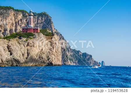 イタリアの青の洞窟があるカプリ島でのきれいな街並み イタリアの青の洞窟があるカプリ島でのきれいな街並み 119453628