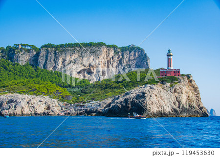 イタリアの青の洞窟があるカプリ島でのきれいな街並み 119453630