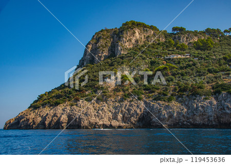イタリアの青の洞窟があるカプリ島でのきれいな街並み イタリアの青の洞窟があるカプリ島でのきれいな街並み 119453636