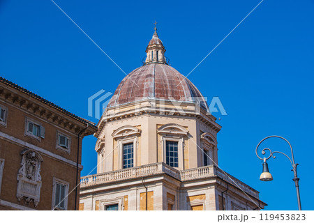 イタリアのローマの街並み 119453823