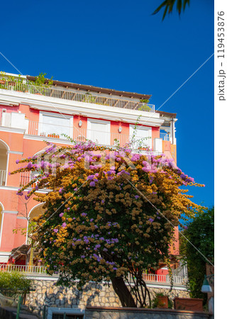 イタリアの夕焼けときれいなカプリ島の景色 119453876