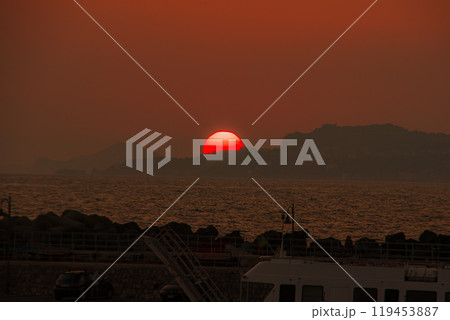 イタリアの夕焼けときれいなカプリ島の景色 119453887