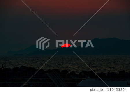 イタリアの夕焼けときれいなカプリ島の景色 119453894