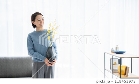 花を生ける女性　リビング 119453975