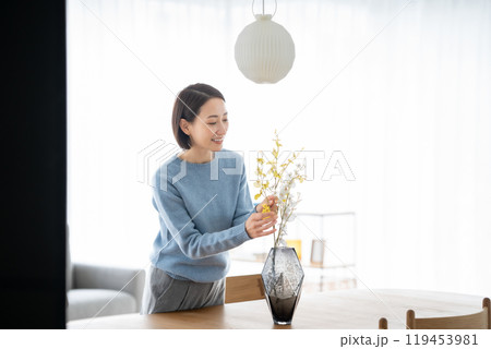花を生ける女性　リビング 119453981
