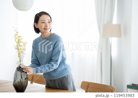 花を生ける女性 リビング 花を生ける女性 リビング 119453983