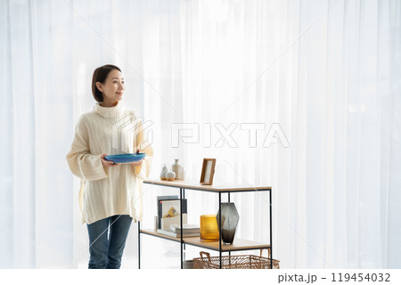 食器を持ち歩く女性 119454032