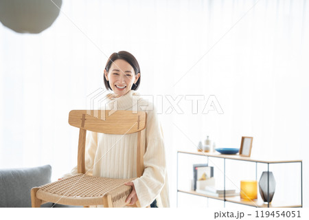 家具を移動する女性 椅子 家具を移動する女性 椅子 119454051