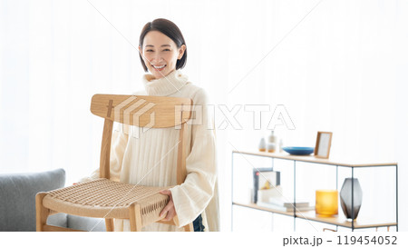 家具を移動する女性　椅子 119454052