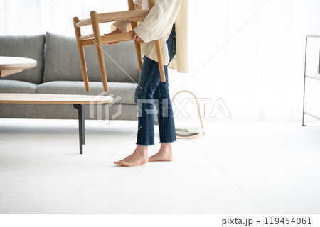 家具を移動する女性 椅子 手元 家具を移動する女性 椅子 手元 119454061
