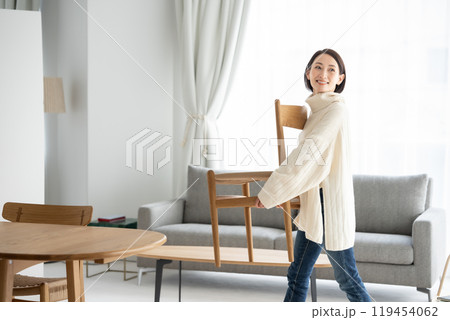家具を移動する女性 椅子 家具を移動する女性 椅子 119454062