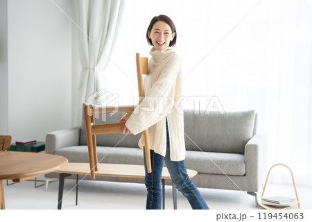 家具を移動する女性　椅子 119454063