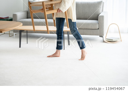 家具を移動する女性　椅子　手元 119454067