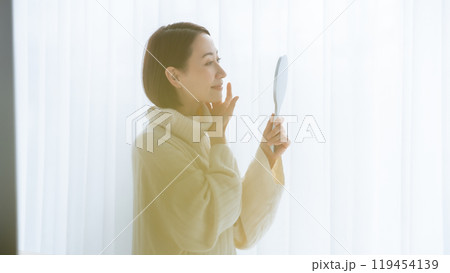 鏡を見る女性 鏡を見る女性 119454139