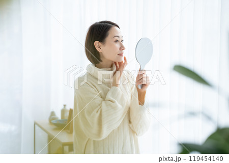 鏡を見る女性 鏡を見る女性 119454140