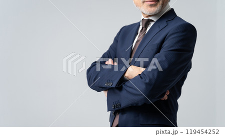 ビジネスマン　グレイヘア　手元 119454252