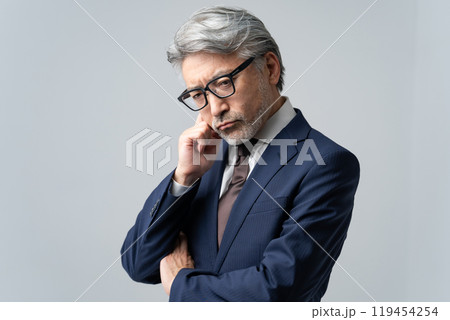 ビジネスマン グレイヘア 悩む ビジネスマン グレイヘア 悩む 119454254
