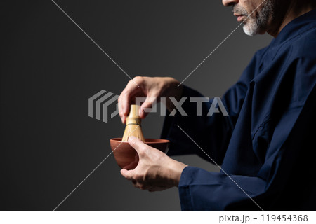 職人 作務衣 グレイヘアの男性 茶道 職人 作務衣 グレイヘアの男性 茶道 119454368