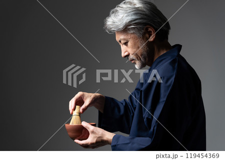 職人 作務衣 グレイヘアの男性 茶道 職人 作務衣 グレイヘアの男性 茶道 119454369
