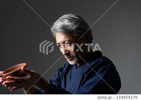 職人　作務衣　グレイヘアの男性　陶芸 119454370