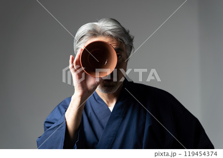 職人　作務衣　グレイヘアの男性　陶芸 119454374