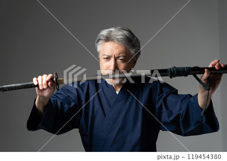 職人 作務衣 グレイヘアの男性 刀 職人 作務衣 グレイヘアの男性 刀 119454380