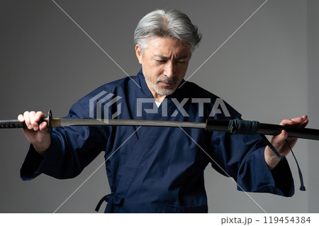 職人　作務衣　グレイヘアの男性　刀 119454384