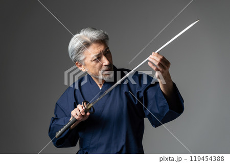 職人 作務衣 グレイヘアの男性 刀 職人 作務衣 グレイヘアの男性 刀 119454388