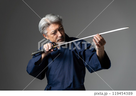 職人　作務衣　グレイヘアの男性　刀 119454389