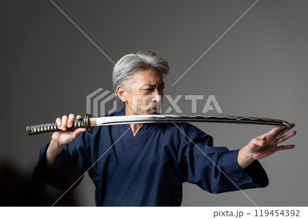 職人　作務衣　グレイヘアの男性　刀 119454392