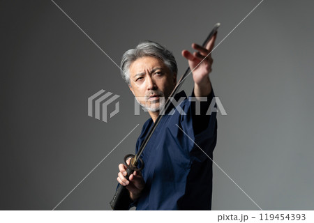 職人 作務衣 グレイヘアの男性 刀 職人 作務衣 グレイヘアの男性 刀 119454393