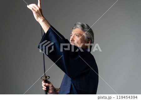 職人　作務衣　グレイヘアの男性　刀 119454394