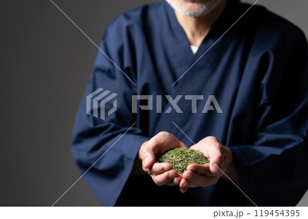 職人　作務衣　グレイヘアの男性　お茶 119454395