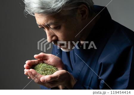 職人 作務衣 グレイヘアの男性 お茶 職人 作務衣 グレイヘアの男性 お茶 119454414