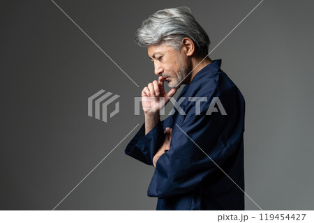 職人　作務衣　グレイヘアの男性　悩む 119454427