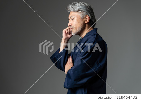 職人 作務衣 グレイヘアの男性 悩む 職人 作務衣 グレイヘアの男性 悩む 119454432