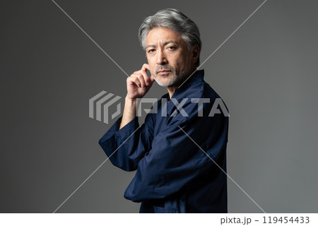 職人 作務衣 グレイヘアの男性 職人 作務衣 グレイヘアの男性 119454433