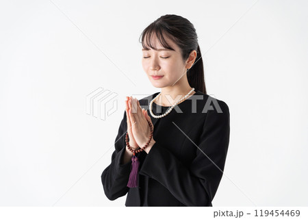 喪服の若い女性　合掌 119454469