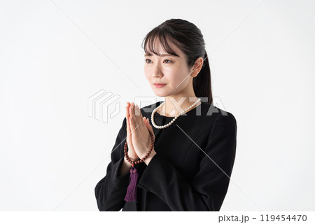 喪服の若い女性　合掌 119454470