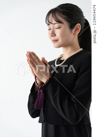 喪服の若い女性 合掌 喪服の若い女性 合掌 119454474